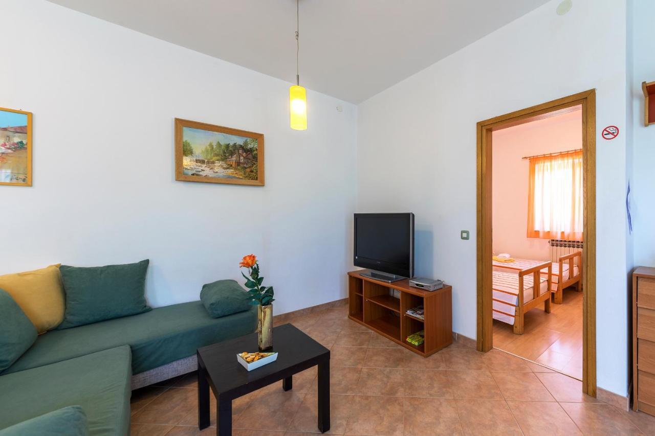 Apartments Pino Pula Exterior photo