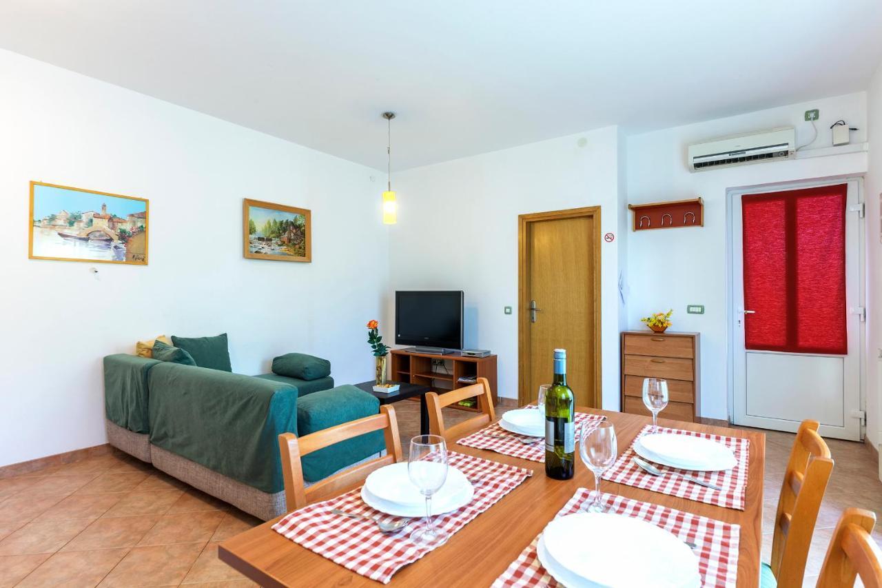 Apartments Pino Pula Exterior photo