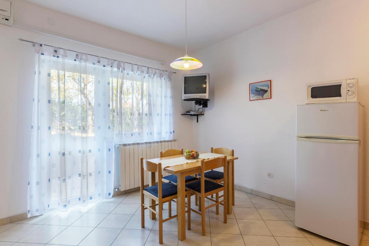 Apartments Pino Pula Exterior photo