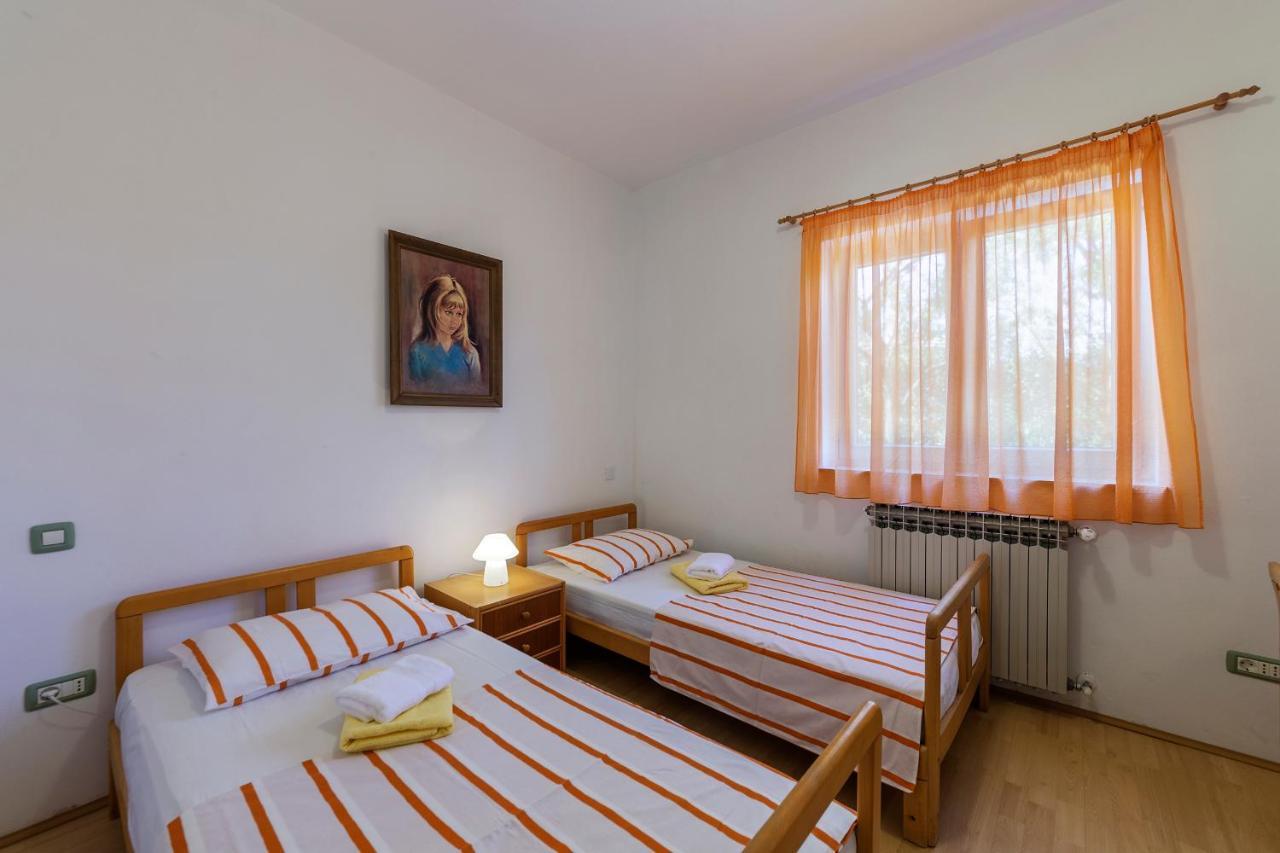 Apartments Pino Pula Exterior photo