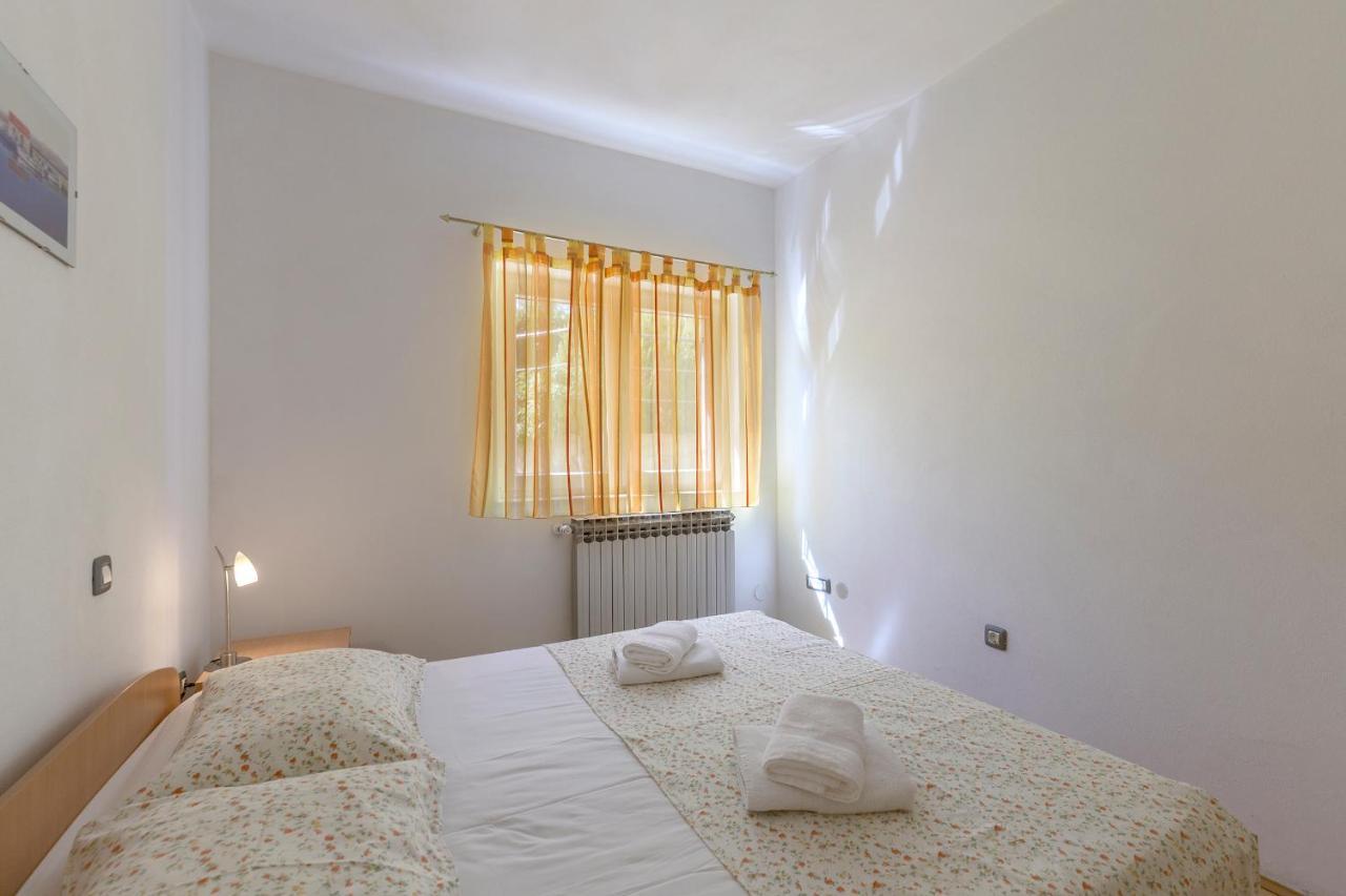 Apartments Pino Pula Exterior photo